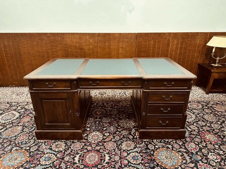 Engels-Antiek-Bureau-Partnerdesk