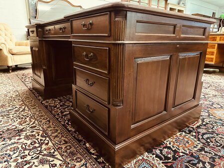 Engels-Antiek-Bureau-Partnerdesk