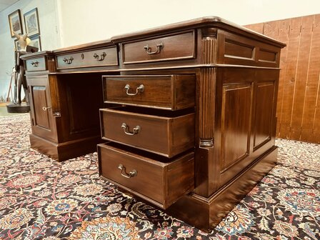 Engels-Antiek-Bureau-Partnerdesk