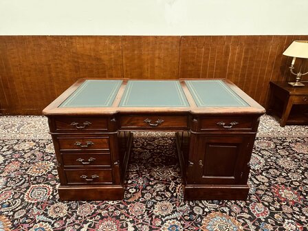 Engels-Chesterfield-Partnerdesk-Bureau