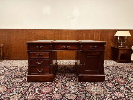 Engels-Chesterfield-Partnerdesk-Bureau