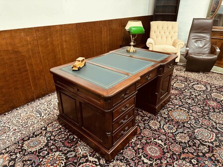Engels-Chesterfield-Partnerdesk-Bureau