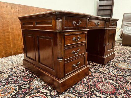 Engels-Chesterfield-Partnerdesk-Bureau