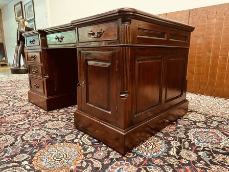 Engels-Chesterfield-Partnerdesk-Bureau