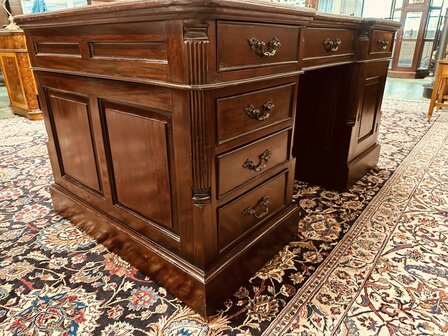 Engels-Chesterfield-Partnerdesk-Bureau