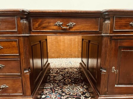 Engels-Chesterfield-Partnerdesk-Bureau
