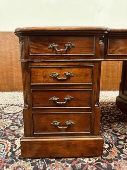 Engels-Chesterfield-Partnerdesk-Bureau