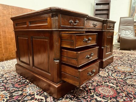 Engels-Chesterfield-Partnerdesk-Bureau