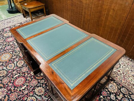 Engels-Chesterfield-Partnerdesk-Bureau