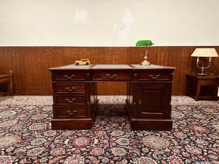 Engels-Chesterfield-Partnerdesk-Bureau