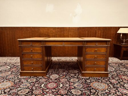Engelse-Klassieke-Bureau-Partnerdesk
