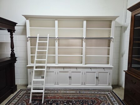 Grote-witte-boekenkast-bibliotheek-kast-met-trap-ladder-wit