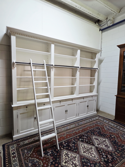Grote-witte-boekenkast-bibliotheek-kast-met-trap-ladder-wit-4