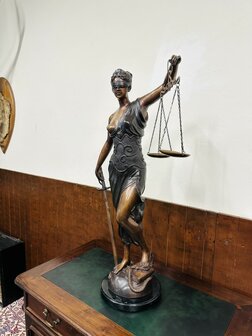 Bronzestatue der Justitia