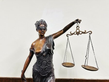 Bronzen-Beeld-Vrouw-Justitia