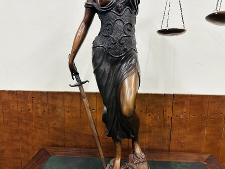 Bronzen-Beeld-Vrouw-Justitia