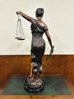 Bronzen-Beeld-Vrouw-Justitia
