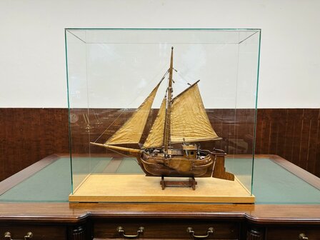 Oude-Hengst-Zeilschip-in-Vitrine