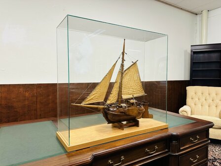 Oude-Hengst-Zeilschip-in-Vitrine