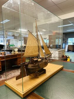 Oude-Hengst-Zeilschip-in-Vitrine