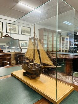 Oude-Hengst-Zeilschip-in-Vitrine