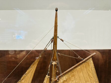 Oude-Hengst-Zeilschip-in-Vitrine