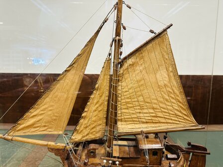 Oude-Hengst-Zeilschip-in-Vitrine