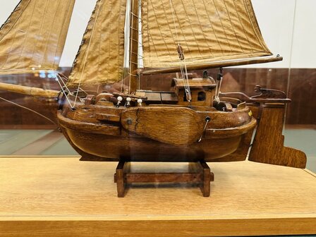 Oude-Hengst-Zeilschip-in-Vitrine
