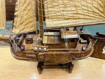 Oude-Hengst-Zeilschip-in-Vitrine