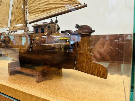 Oude-Hengst-Zeilschip-in-Vitrine