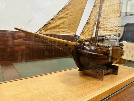 Oude-Hengst-Zeilschip-in-Vitrine