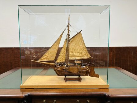 Oude-Hengst-Zeilschip-in-Vitrine