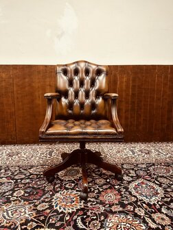 Klassiek-Engelse-President-Chair-Bruin