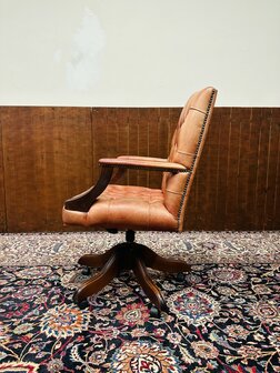 Engelse-Zalm-Kleurige-President-Chair