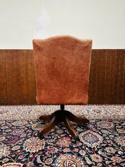 Engelse-Zalm-Kleurige-President-Chair