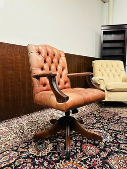 Engelse-Zalm-Kleurige-President-Chair