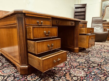 Klassiek-Amerikaans-Bureau-met-Achterschot