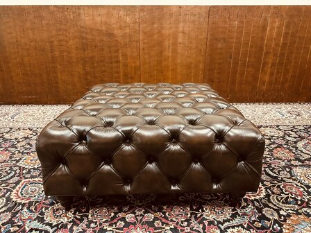 Grote-Bruine-Chesterfield-Hocker
