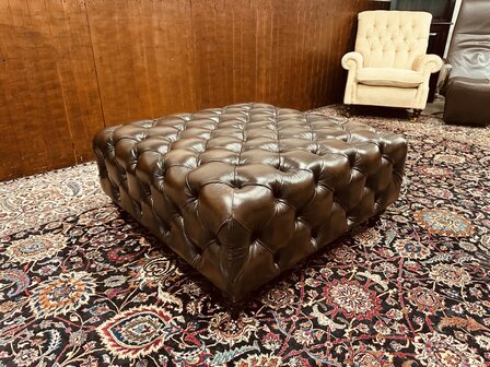 Grote-Bruine-Chesterfield-Hocker