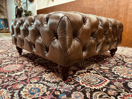 Grote-Bruine-Chesterfield-Hocker