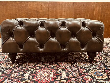 Grote-Bruine-Chesterfield-Hocker