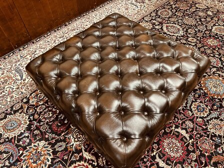 Grote-Bruine-Chesterfield-Hocker
