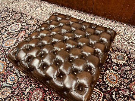 Grote-Bruine-Chesterfield-Hocker