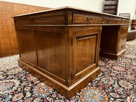 Groot-Engels-Eichholtz-Bureau-Partnerdesk