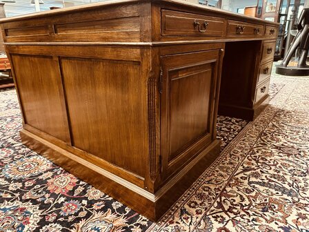 Groot-Engels-Eichholtz-Bureau-Partnerdesk