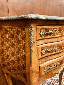 Klassieke-Franse-Barok-Sidetable-met-Natuurstenen-Blad