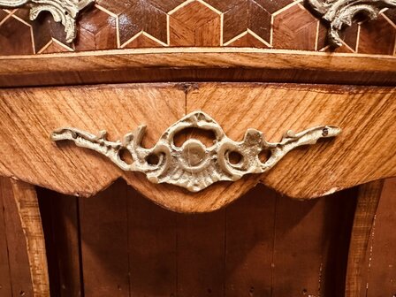 Klassieke-Franse-Barok-Sidetable-met-Natuurstenen-Blad