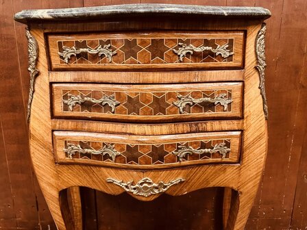 Klassieke-Franse-Barok-Sidetable-met-Natuurstenen-Blad
