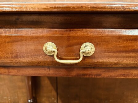 Klassiek-Engelse-Sidetable-Bureau