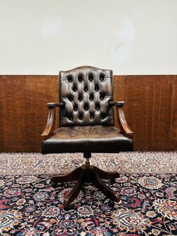 Bruine-Engelse-Chesterfield-Bureaustoel
